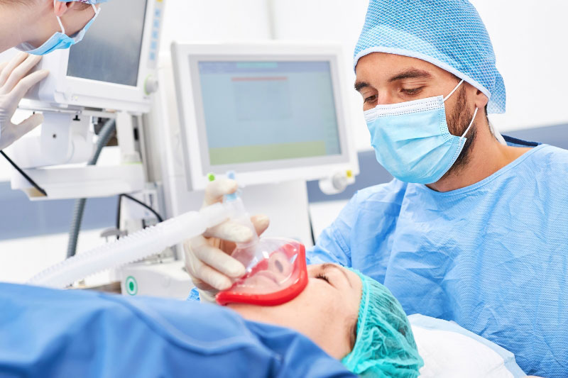 An anesthesiologist prepares for a surgical procedure.